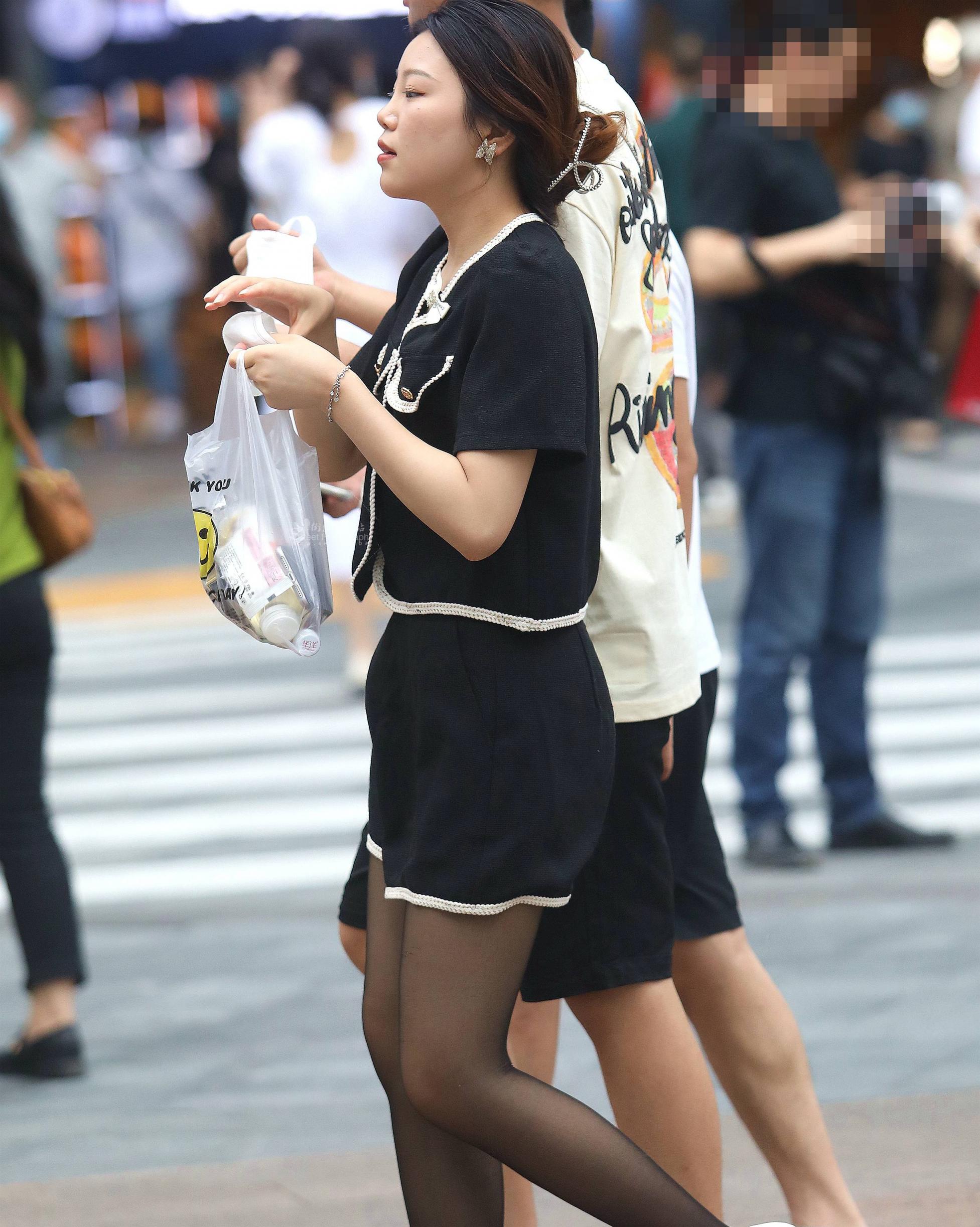  诱惑街拍黑丝妹子