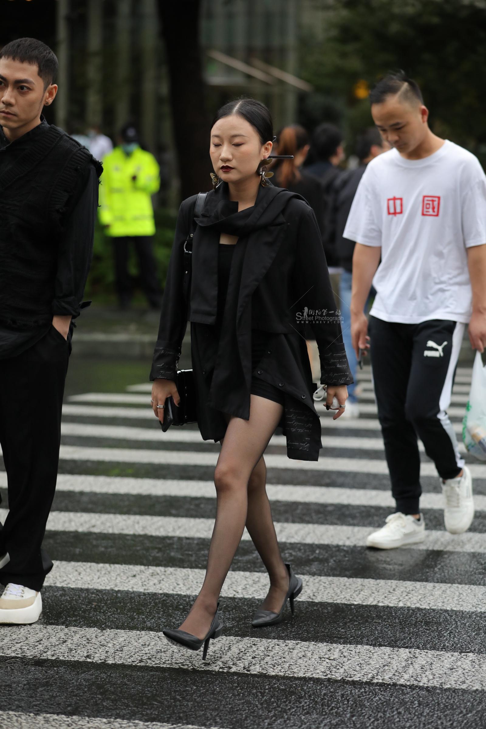 爱穿 黑 丝街拍高跟的气质姐姐