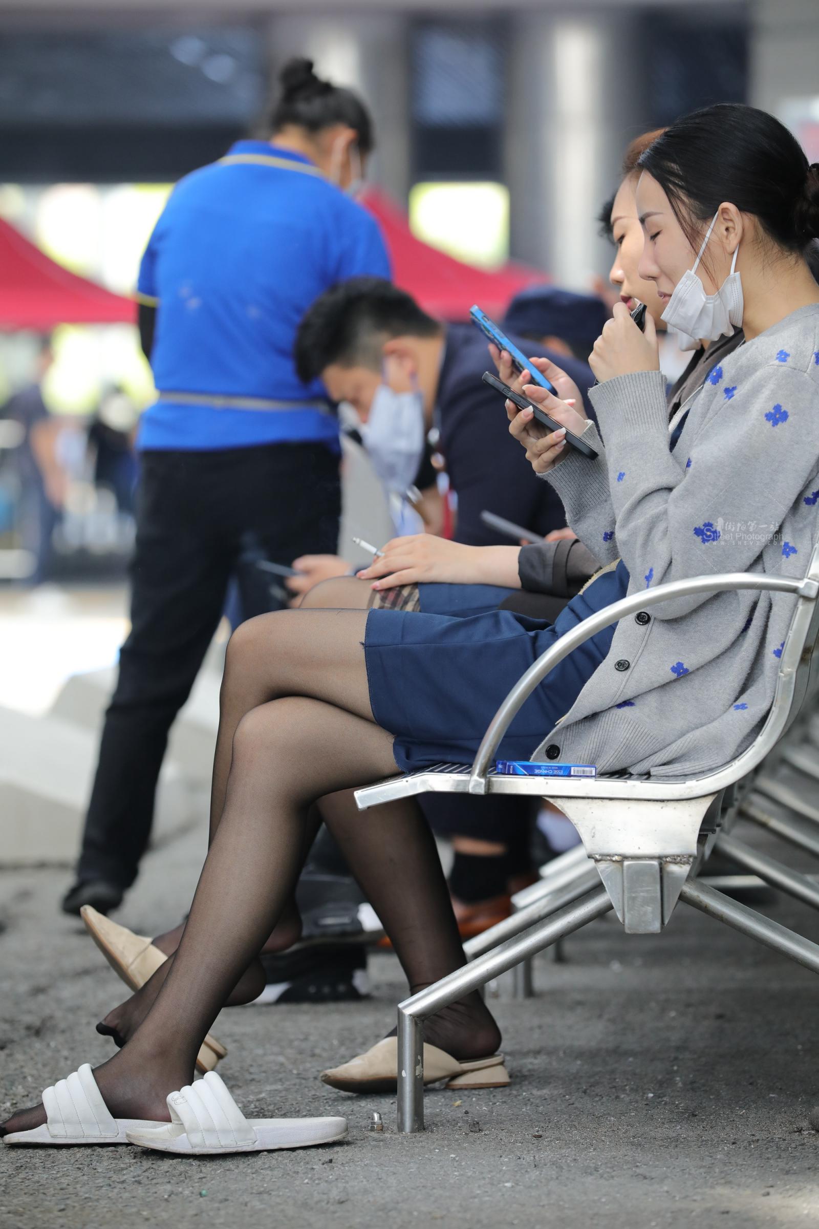 车展礼仪休息时街拍高跟换成拖鞋黑 丝热乎乎哇塞
