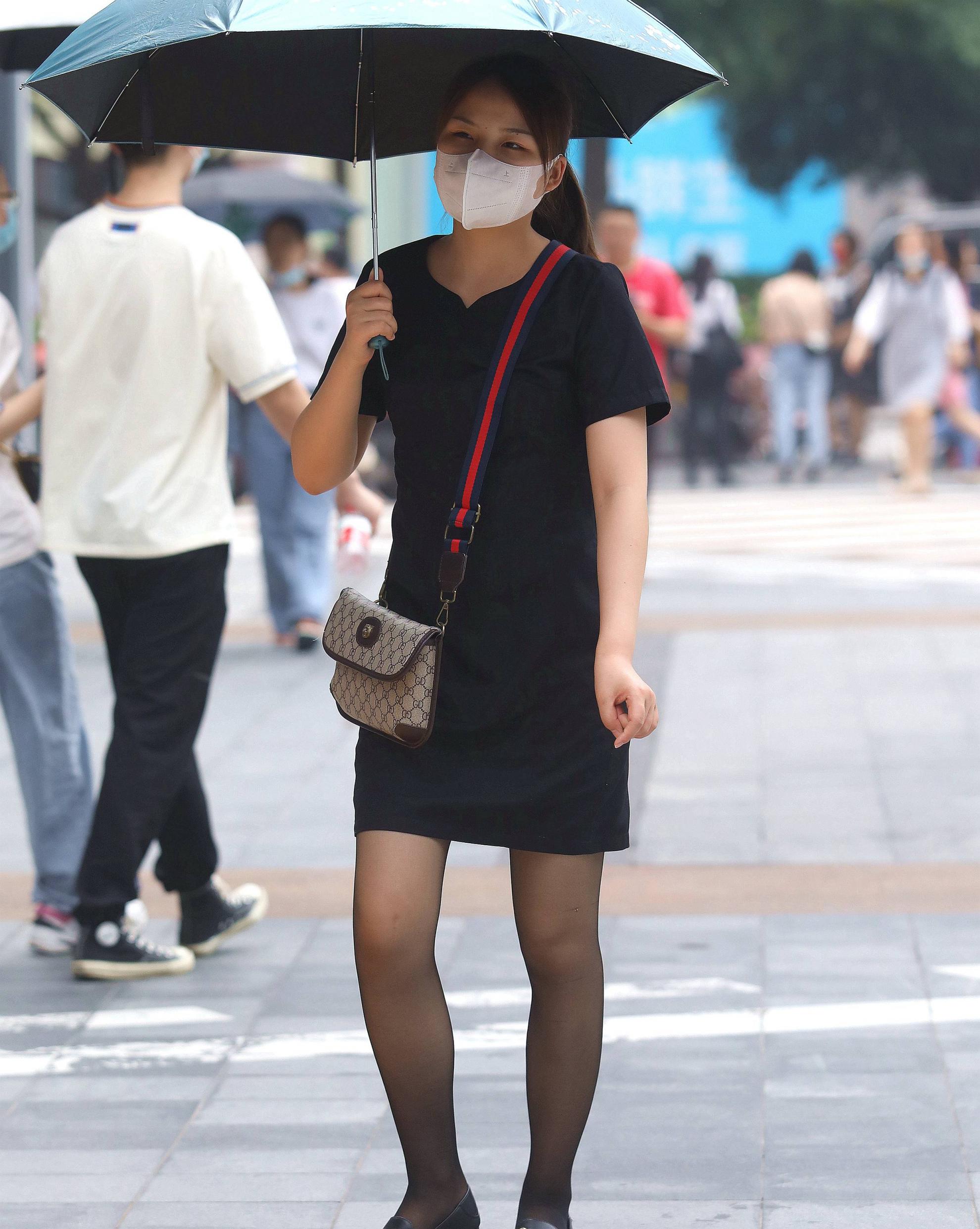诱惑黑丝街拍OL