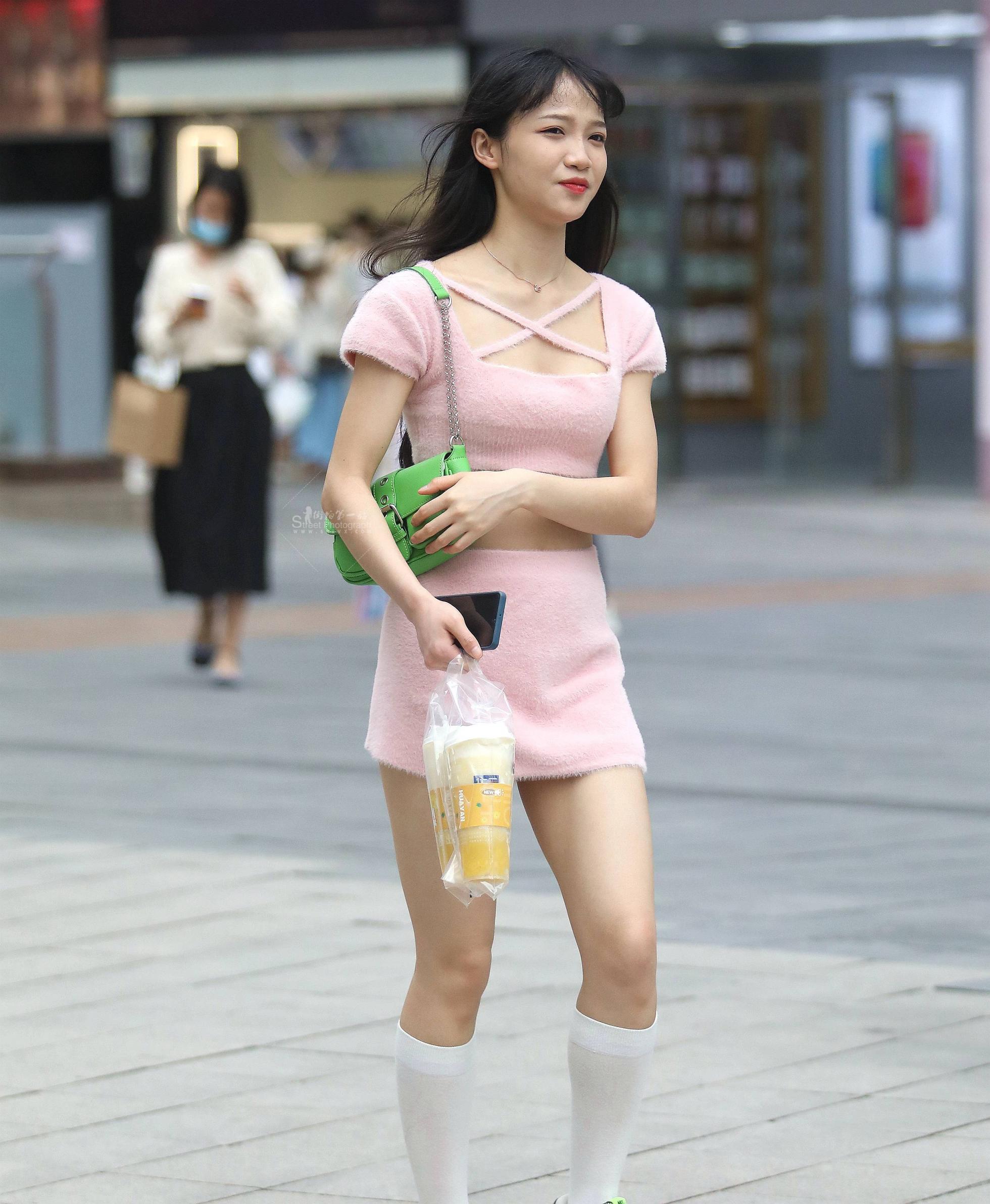 漂亮街拍短裙妹子