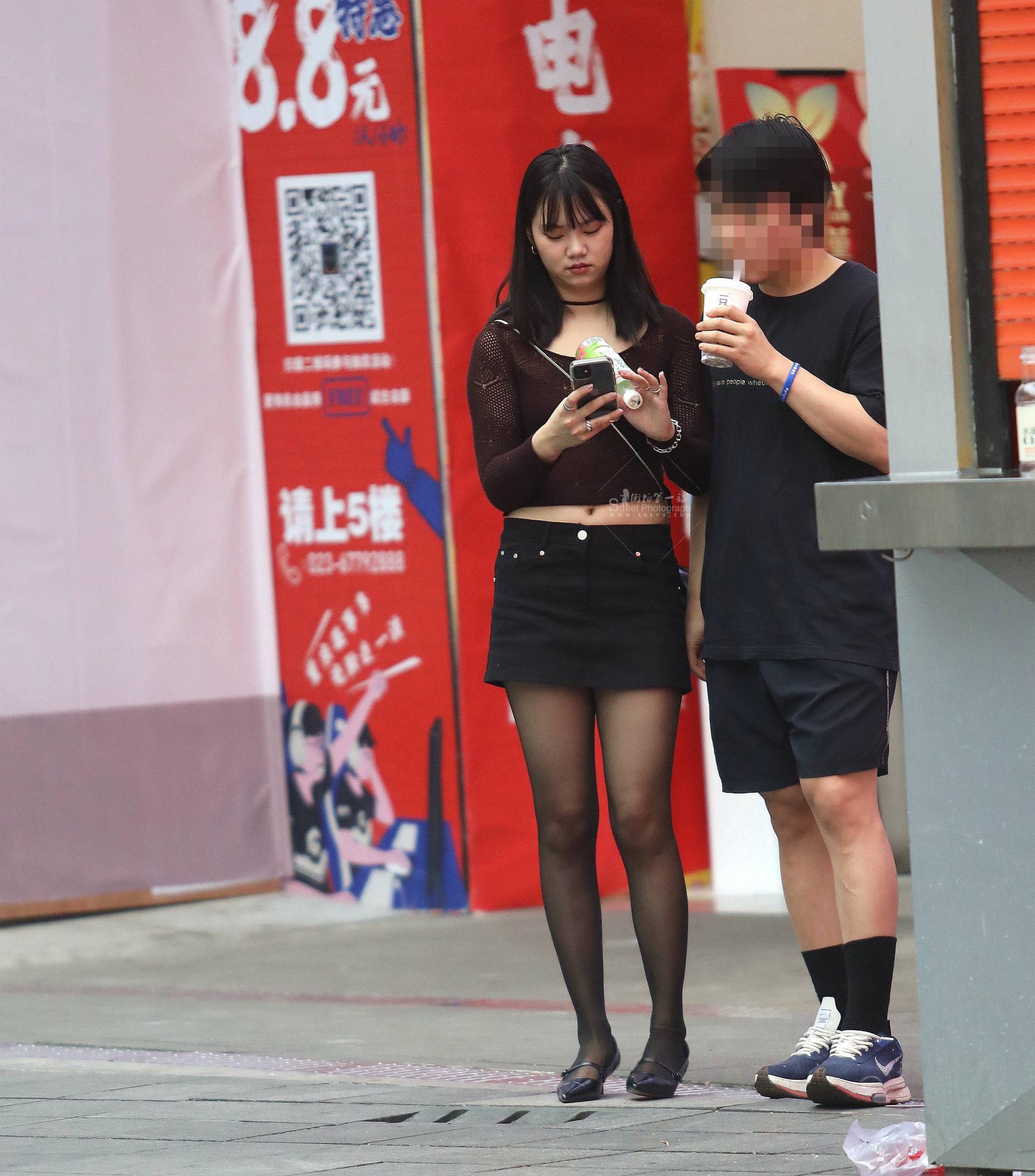 街拍黑丝短裙妹子