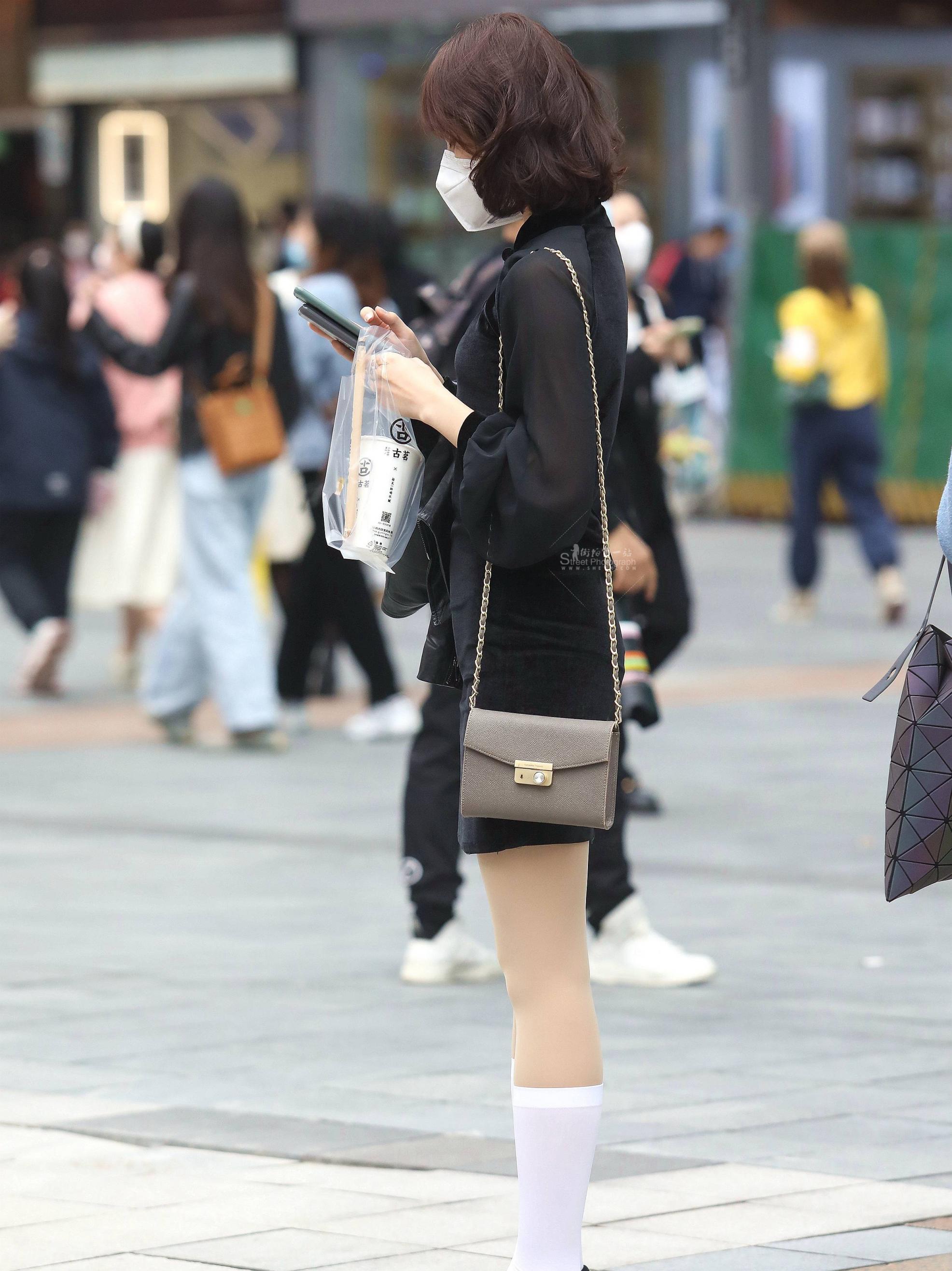  诱惑街拍肉丝短裙妹子