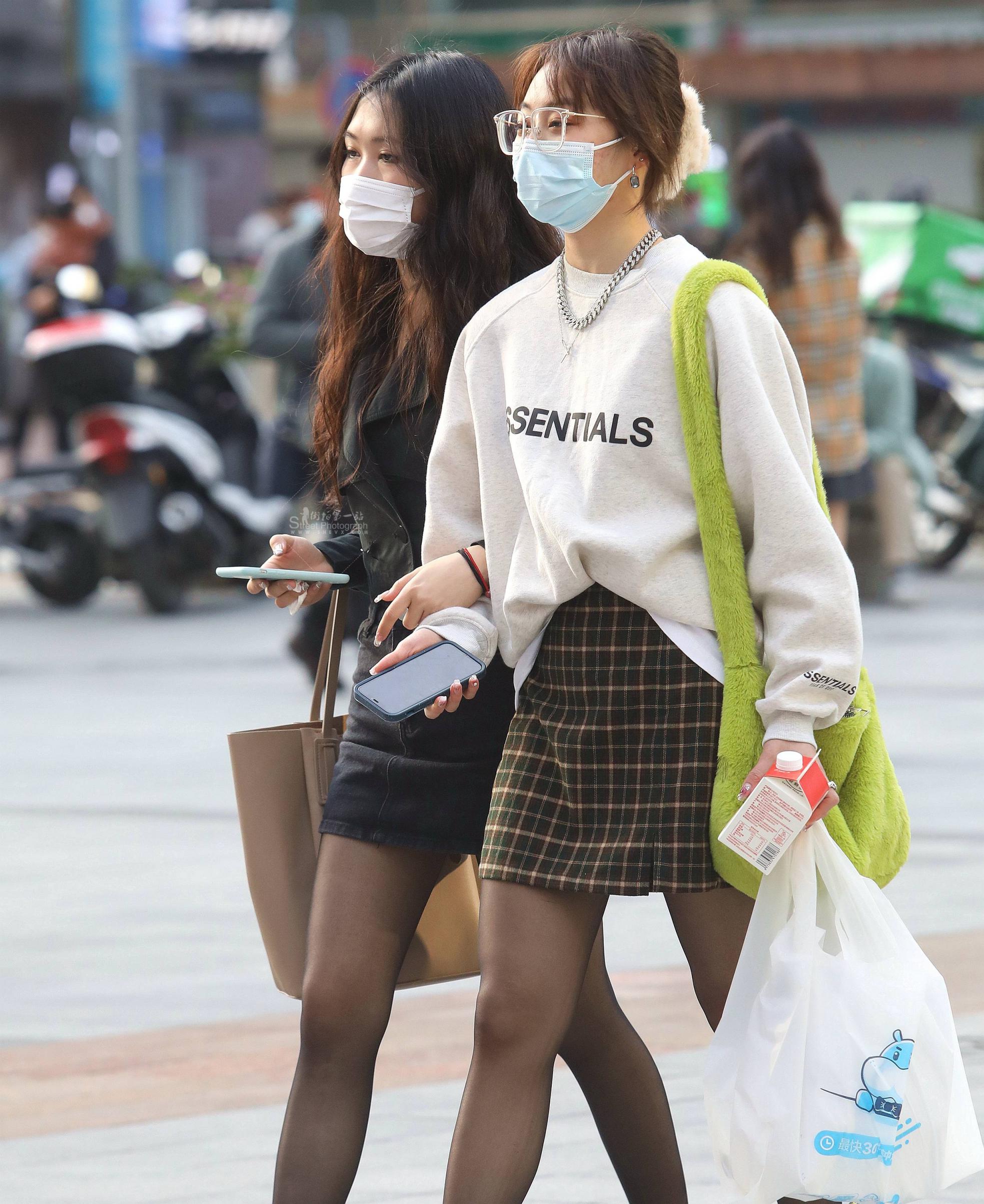  2个街拍黑丝妹子