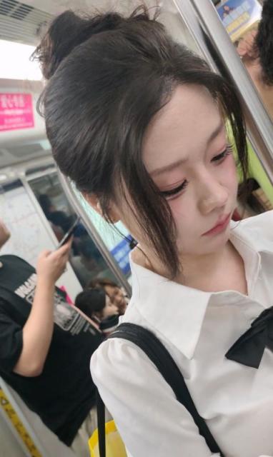 【独家原创】颜值美女的白丝袜紧勒超白肉大腿