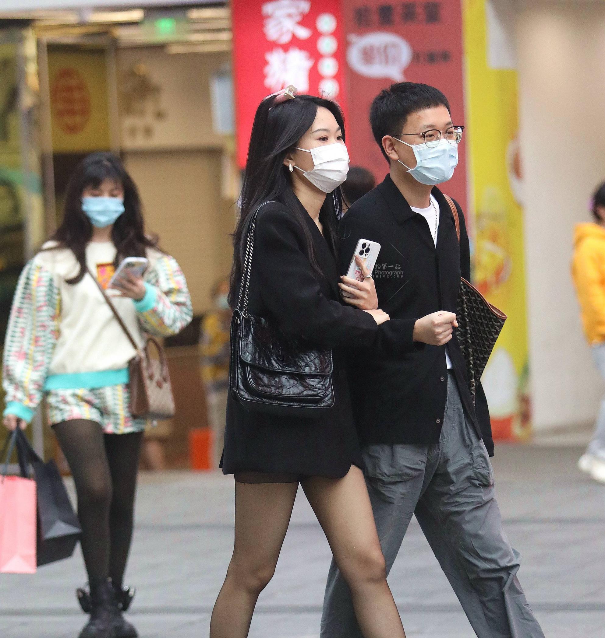  街拍黑丝妹子