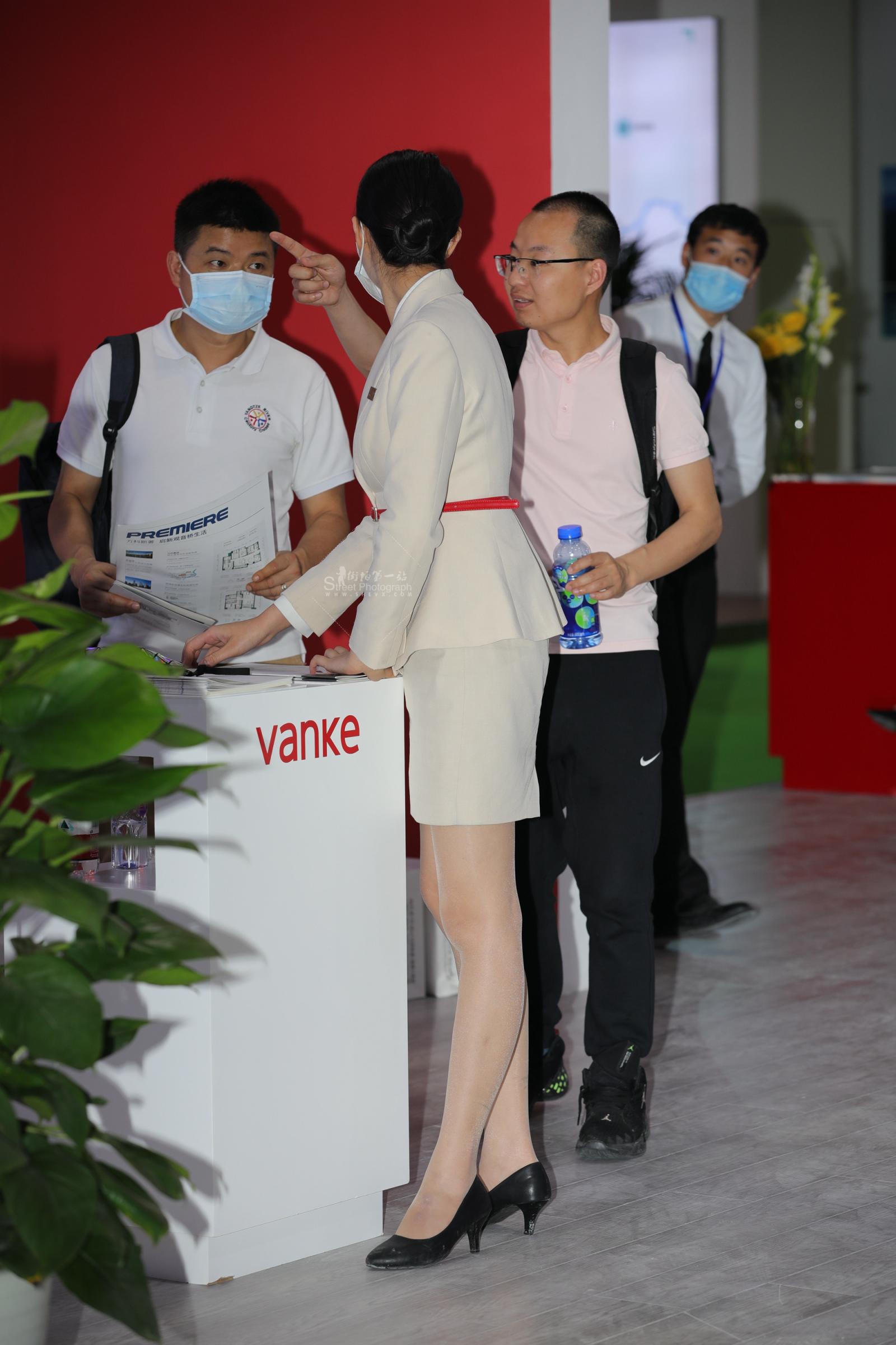 售 楼处米色职业装肉 丝街拍高跟气质好