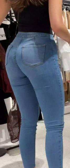 Sexy Candid Ass Brunette In Tight Jeans