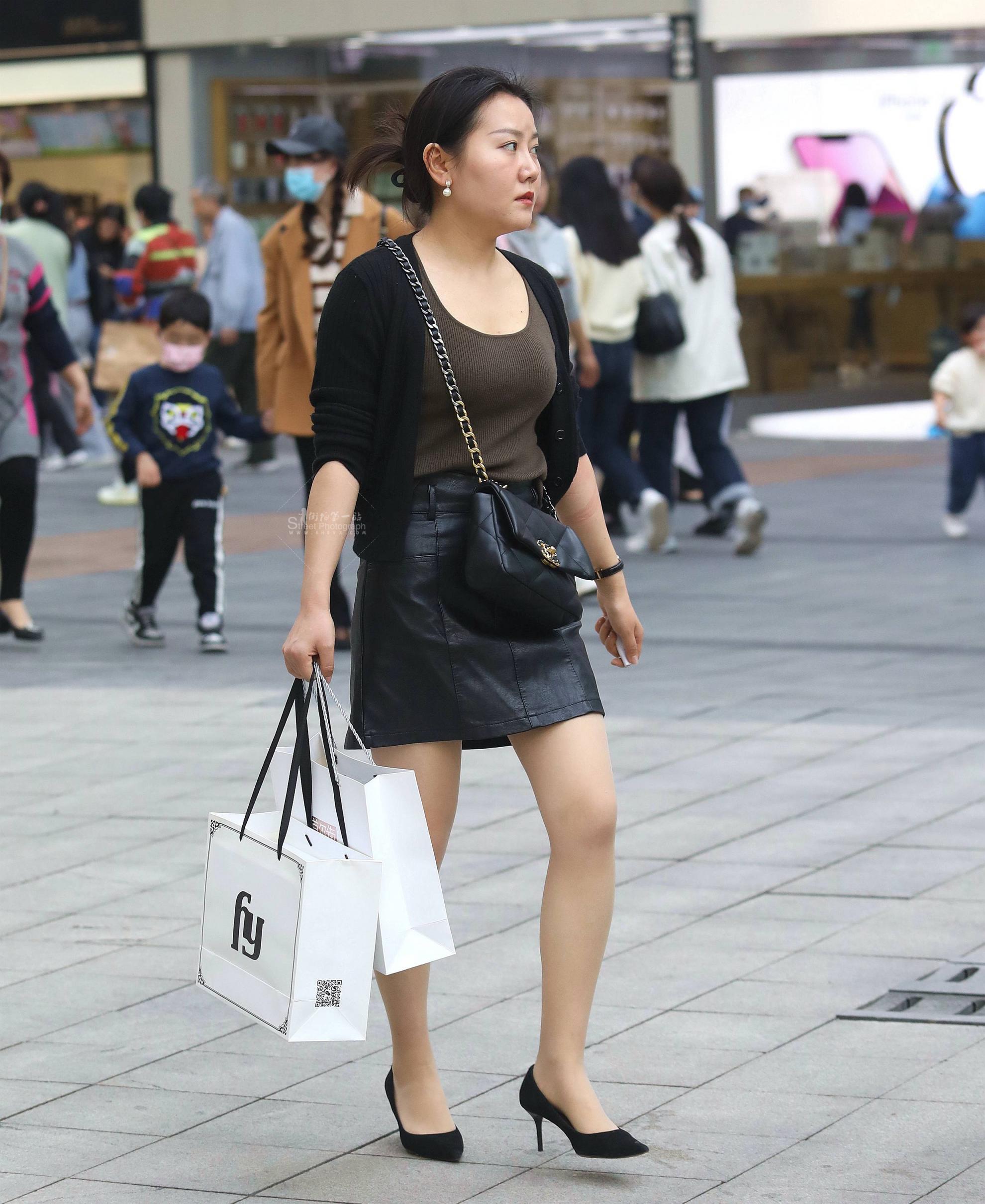 诱惑街拍肉丝皮裙shaofu