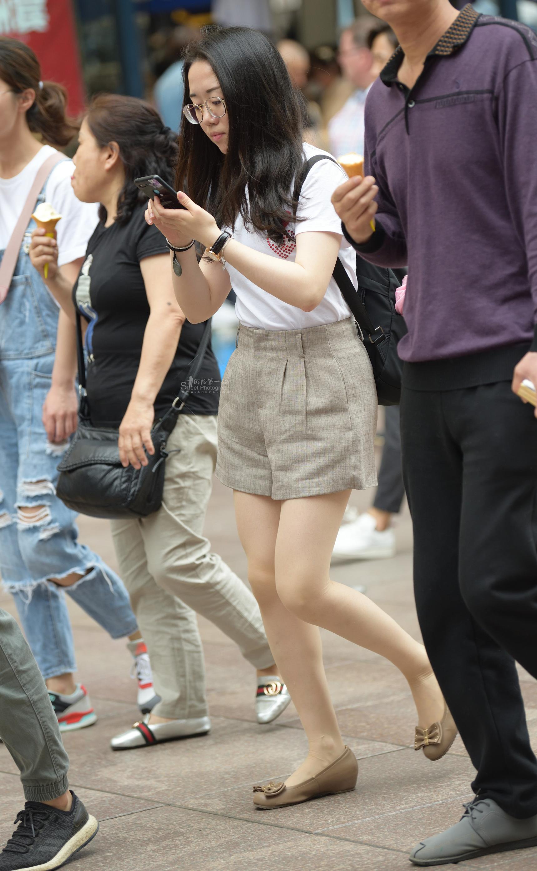 再来一组疾走的街拍丝袜