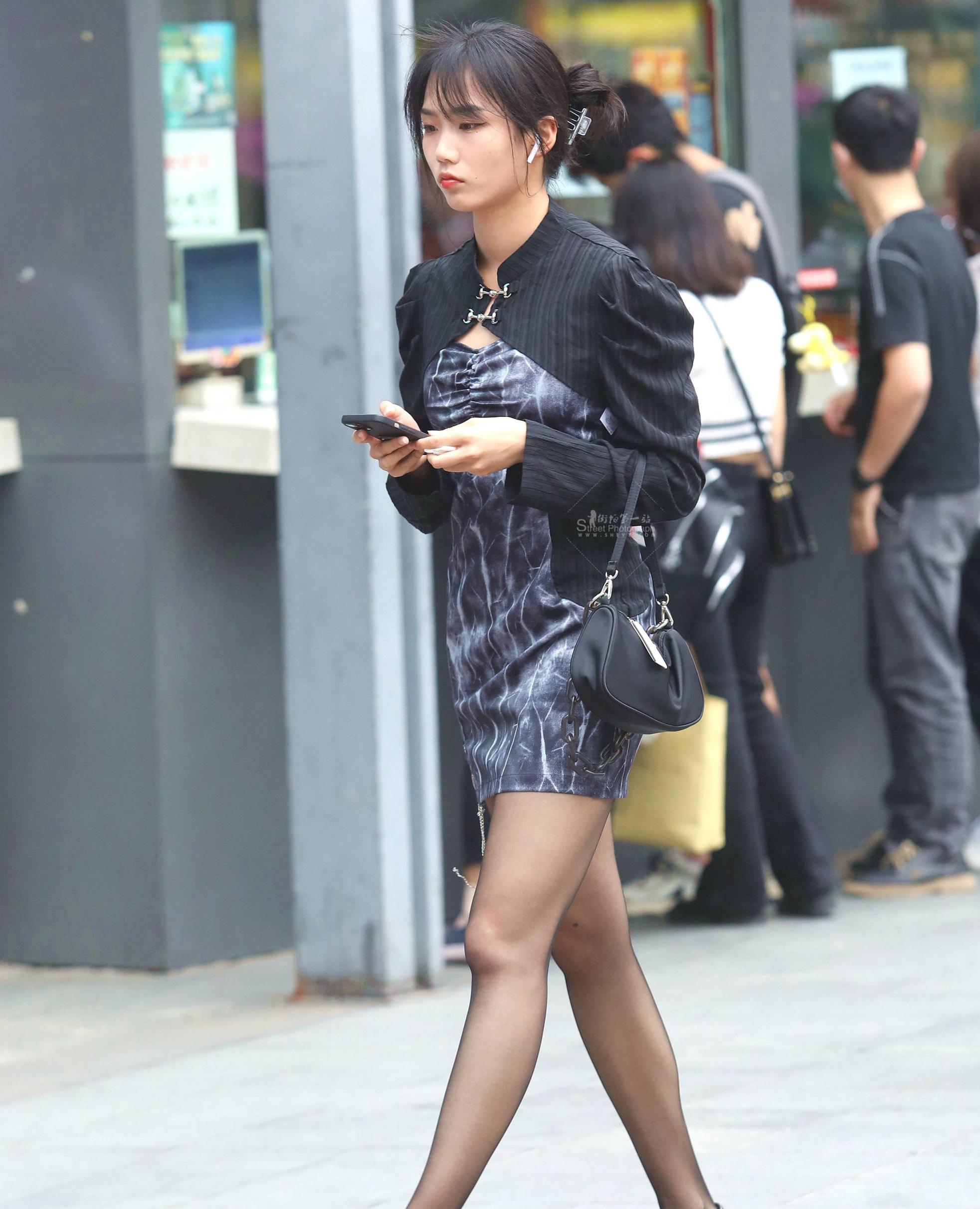 黑丝街拍短裙妹子